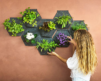 Un jardín vertical en módulos de geotextil